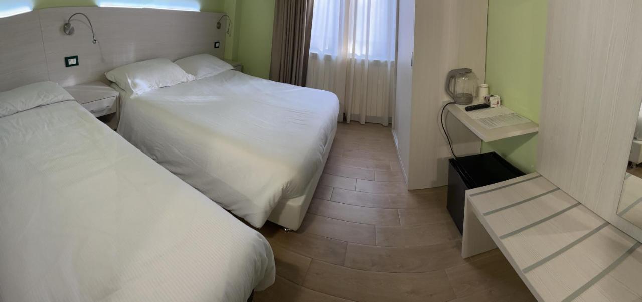 Deluxe Double Room Shower